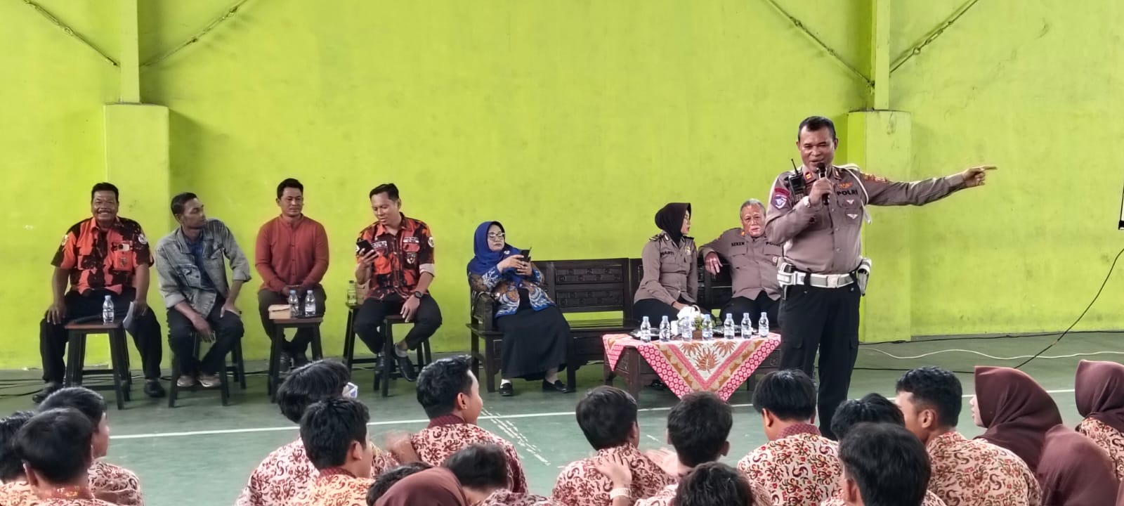 Polsek Krian Polresta Sidoarjo memberikan sosialisasi dan edukasi kepada para pelajar SMAN 1 Krian.