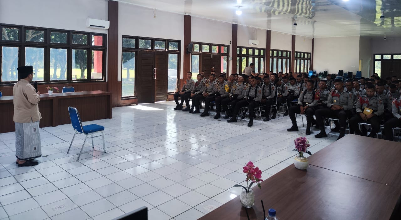Para siswa didik mendapatkan materi langsung dari Ketua MPU Aceh Tgk. H. Faisal Ali.