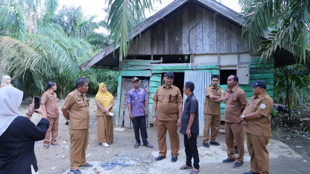 Bupati Aceh Tamiang Irjen Pol (Purn) Drs. Armia Pahmi MH Tinjau Langsung Rumah Zainal Arifin di Teluk Halban