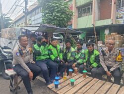 Polres Pelabuhan Tanjung Perak Gandeng Komunitas Ojol, Sosialisasikan Ops Zebra Semeru 2025 di Stasiun Semut