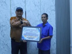 Bupati Armia Serahkan Bantuan Modal Usaha Kepada Zainal Arifin