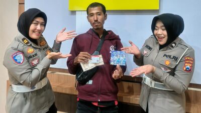 Andio Margi Saeni, (35) warga Tandes Kidul, Kecamatan Tandes, Driver Ojek Online (Ojol) di Surabaya, menerima reward Rider Of The Week