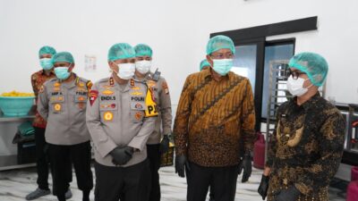 Menteri Hukum Republik Indonesia, Supratman Andi Agtas meninjau dapur Satuan Pelayanan Pemenuhan Gizi (SPPG) Polda Sulawesi Tengah