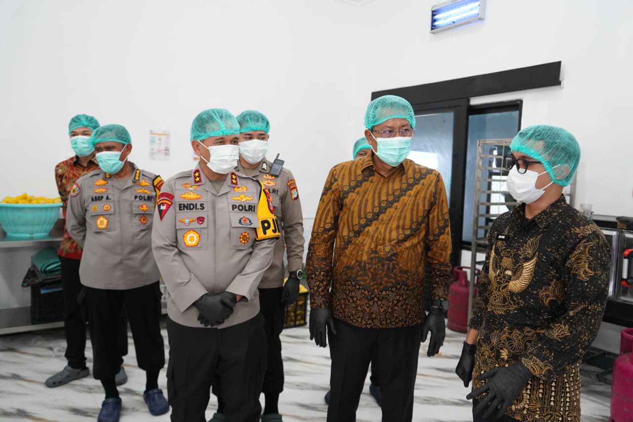 Menteri Hukum Republik Indonesia, Supratman Andi Agtas meninjau dapur Satuan Pelayanan Pemenuhan Gizi (SPPG) Polda Sulawesi Tengah