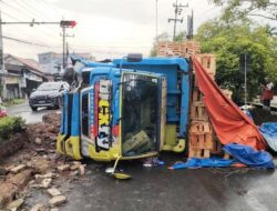 Truk Pengangkut Kayu Terguling, Kasihumas : Truk Sudah Kami Evakuasi