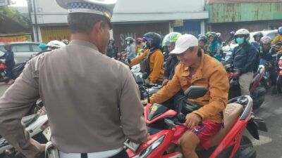 Upaya Humanis Anggota Polsek Krian Edukasi Pengendara Tanpa Helm