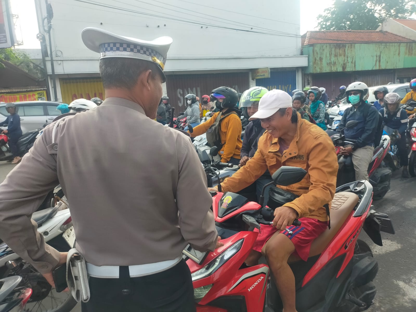 Upaya Humanis Anggota Polsek Krian Edukasi Pengendara Tanpa Helm