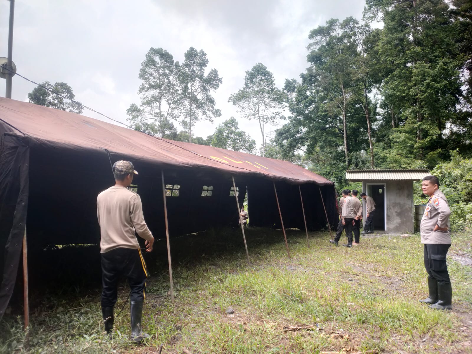 Polres Lumajang Polda Jatim mendirikan tenda darurat dan Pos Tanggap Bencana di jalur Piket Nol