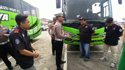 Melalui program Polantas Menyapa di Operasi Zebra Semeru 2025 ini, personel Sat PJR Polda Jatim membagikan pamflet kepada pengguna jalan raya terutama angkutan barang