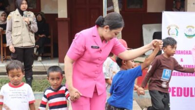 Polda Jawa Timur bersama Polres Lumajang menggelar kegiatan trauma healing bagi anak-anak pengungsi terdampak erupsi Gunung Semeru