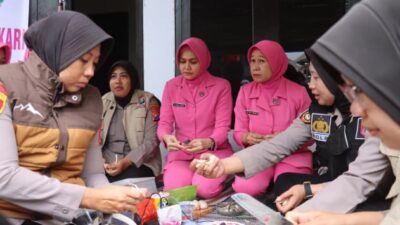 Polda Jawa Timur mendirikan dapur lapangan untuk memenuhi kebutuhan logistik para pengungsi