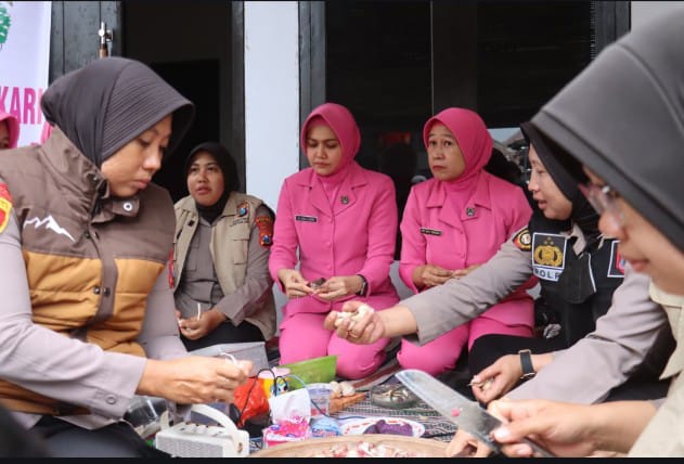 Polda Jawa Timur mendirikan dapur lapangan untuk memenuhi kebutuhan logistik para pengungsi