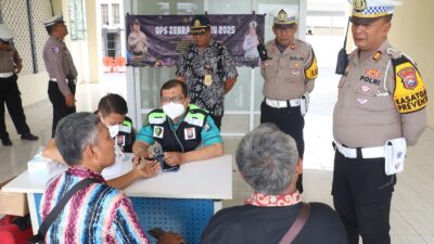 Kasatlantas Polres Pelabuhan Tanjung Perak AKP Syafudin Rodji memimpin langsung ramp check, dan melibatkan para Kanit Satlantas, Dinas Perhubungan Kota Surabaya