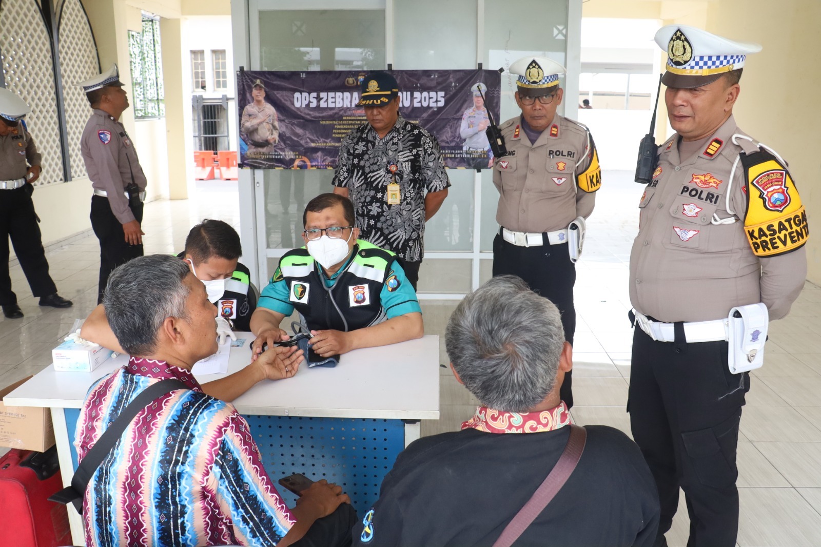 Kasatlantas Polres Pelabuhan Tanjung Perak AKP Syafudin Rodji memimpin langsung ramp check, dan melibatkan para Kanit Satlantas, Dinas Perhubungan Kota Surabaya