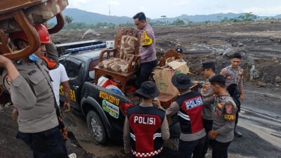Personel Polda Jawa Timur bersama Polres Lumajang turun langsung membantu proses evakuasi barang-barang berharga milik warga