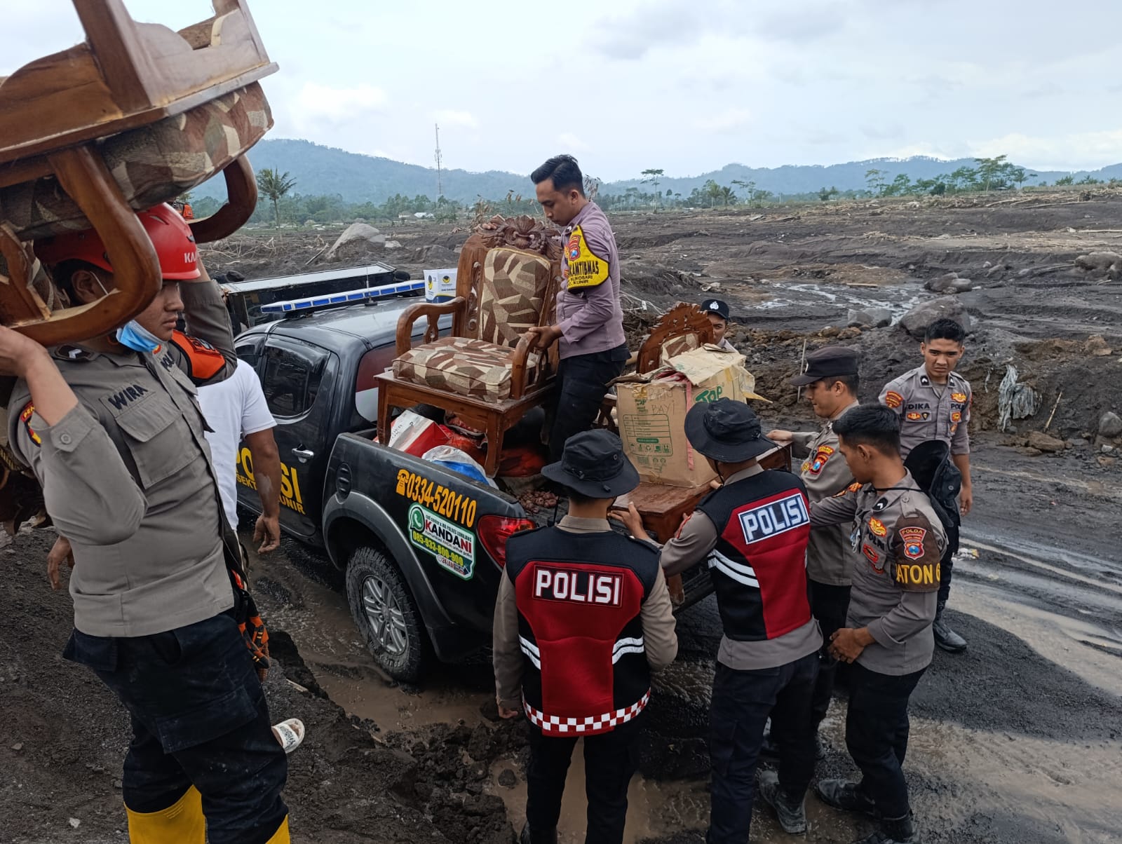 Personel Polda Jawa Timur bersama Polres Lumajang turun langsung membantu proses evakuasi barang-barang berharga milik warga