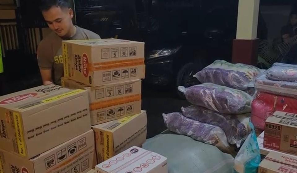 Polda Jawa Timur memberikan bantuan terhadap warga korban Awan Panas Guguran (APG) Gunung Semeru Lumajang