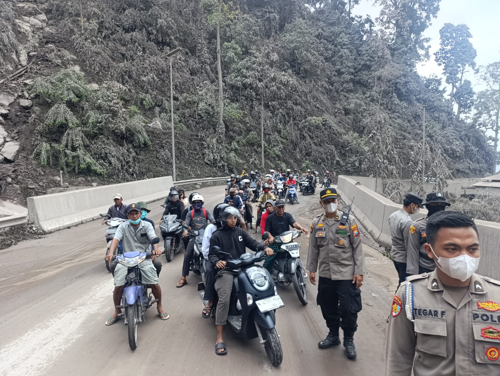 Personel Polda Jawa Timur bersama Polres Lumajang melakukan pemantauan dan memberikan himbauan keamanan kepada warga