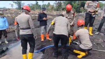 Anggota Polda Jawa Timur bersama Polres Lumajang melakukan pembersihan endapan lahar dingin pasca erupsi Gunung Semeru