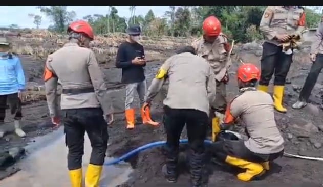 Anggota Polda Jawa Timur bersama Polres Lumajang melakukan pembersihan endapan lahar dingin pasca erupsi Gunung Semeru