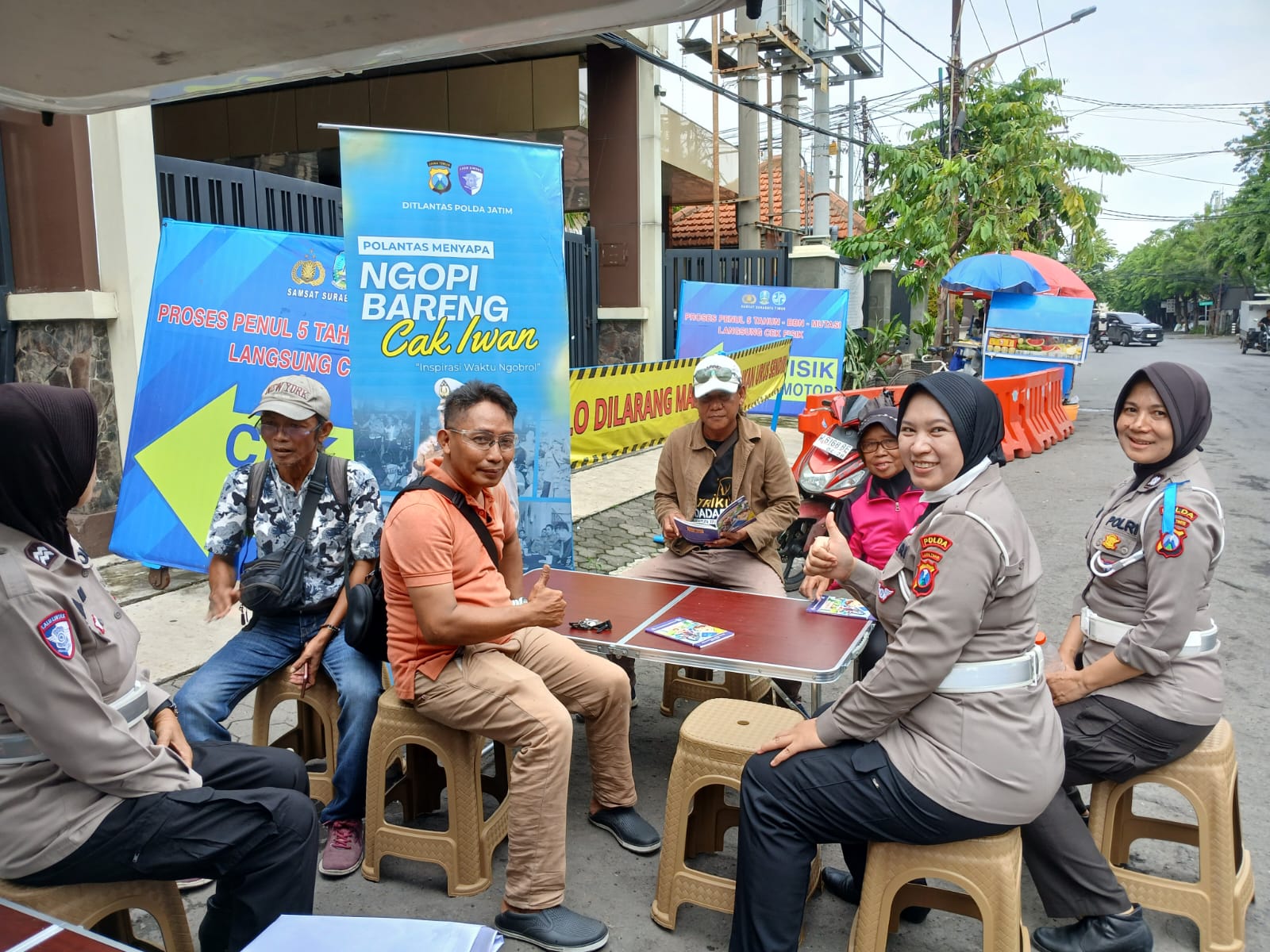 Direktorat Lalu Lintas (Ditlantas) Polda Jatim memberikan edukasi kepada masyarakat, tentang tertib berlalulintas