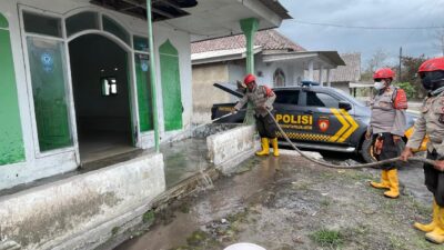Personel Polres Lumajang bersama Satbrimob dan Samapta Polda Jawa Timur melaksanakan pembersihan beberapa fasilitas ibadah dan rumah warga