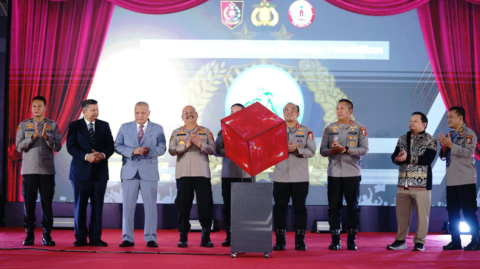 Sekolah Tinggi Ilmu Kepolisian (STIK) Lemdiklat Polri resmi meluncurkan tiga pusat studi baru