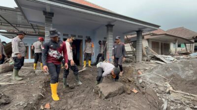 Puluhan personel gabungan dari Polda Jatim dan Polres Lumajang melakukan pembersihan rumah-rumah warga di Dusun Sumbersari