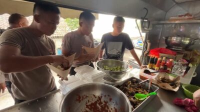 Satbrimob Polda Jawa Timur menyediakan dapur umum bagi warga yang terdampak erupsi Gunung Semeru
