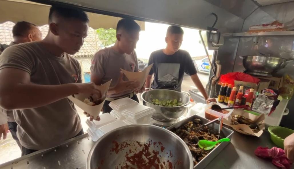 Satbrimob Polda Jawa Timur menyediakan dapur umum bagi warga yang terdampak erupsi Gunung Semeru