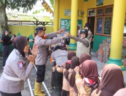 Polisi Gelar Trauma Healing dan Berbagi Snack untuk Pelajar Terdampak Erupsi Gunung Semeru