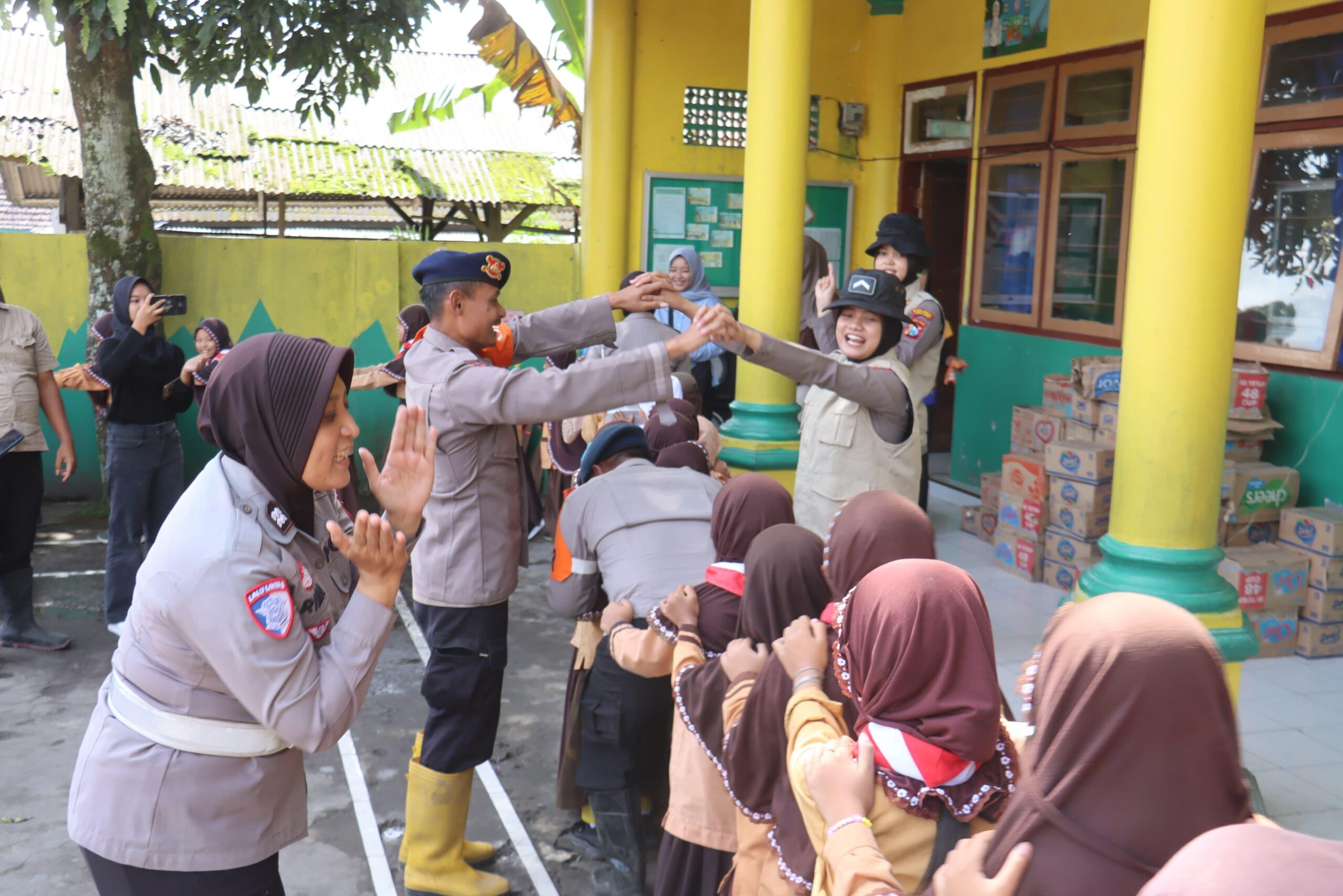 Polwan dan personel Brimob membuat suasana menjadi penuh tawa dengan kegiatan interaktif yang mengajak siswa bergerak, bernyanyi, dan bermain