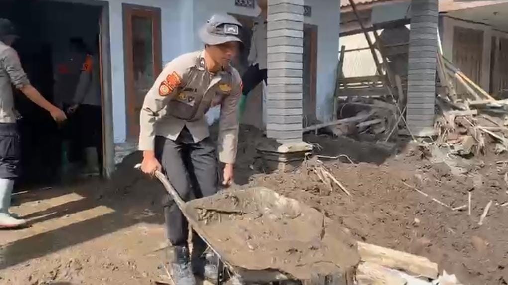 Sat Brimob Ditsamapta Polda Jawa Timur dan Polres Lumajang terus turun lapangan membantu warga yang terdampak erupsi Gunung Semeru
