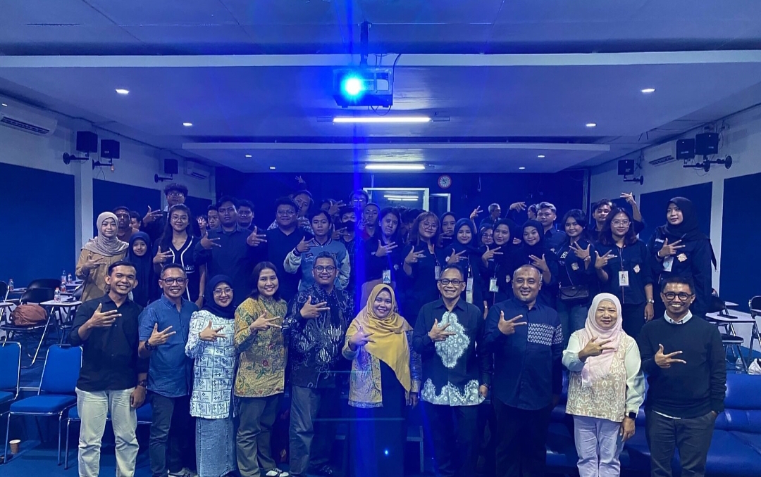 Keterangan Gambar: Sekolah Tinggi Ilmu Komunikasi Almamater Wartawan Surabaya STIKOSA–AWS merayakan hari jadinya yang ke-61 tahun