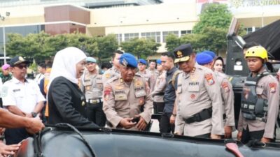 Kapolda Jawa Timur Irjen Pol Drs. Nanang Avianto, M.Si., bersama Gubernur Jawa Timur Khofifah Indar Parawansa meninjau secara langsung kesiapan peralatan Search and Rescue (SAR)