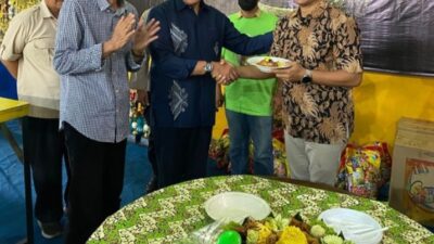 Keterangan foto : Ketua Stikosa AWS, Dr Jokhanan Kristiyono, menerima potongan tumpeng dari Ketua Yayasan Pendidikan Wartawan Jawa Timur, Himawan Mashuri disaksikan Ketua Badan Pembina, Dr Suprawoto