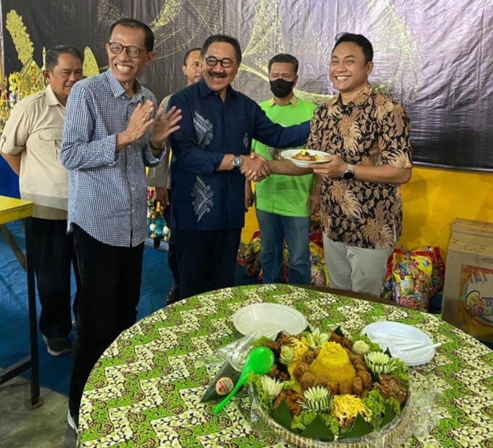Keterangan foto : Ketua Stikosa AWS, Dr Jokhanan Kristiyono, menerima potongan tumpeng dari Ketua Yayasan Pendidikan Wartawan Jawa Timur, Himawan Mashuri disaksikan Ketua Badan Pembina, Dr Suprawoto
