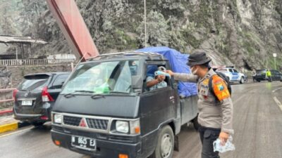 Tim SAR Polda Jawa Timur turun langsung ke lapangan dengan membagikan masker kepada para pengendara yang melintas