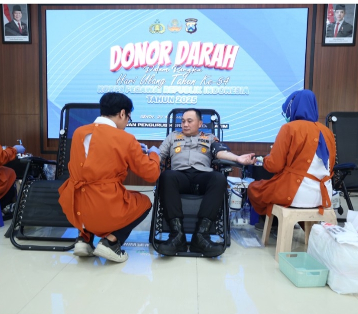 Wakapolda Jatim Brigjen Pol Dr. Pasma Royce, S.I.K., M.H,. bersama para Pejabat Utama (PJU) turut hadir dan ikut mendonorkan darahnya