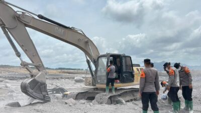 Puluhan personel gabungan dari Dit Samapta Polda Jatim, Satbrimob Polda Jatim, serta anggota Polres Lumajang dan Polsek jajaran dikerahkan untuk penanganan tersebut di kawasan Curah Kobokan