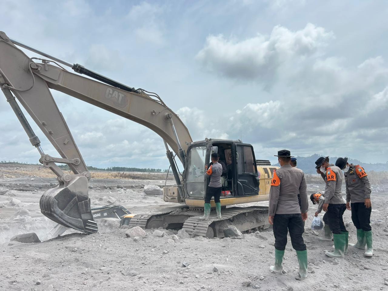 Puluhan personel gabungan dari Dit Samapta Polda Jatim, Satbrimob Polda Jatim, serta anggota Polres Lumajang dan Polsek jajaran dikerahkan untuk penanganan tersebut di kawasan Curah Kobokan