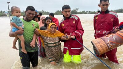 Polda Aceh mengerahkan personel untuk membantu dan mengevakuasi warga korban banjir