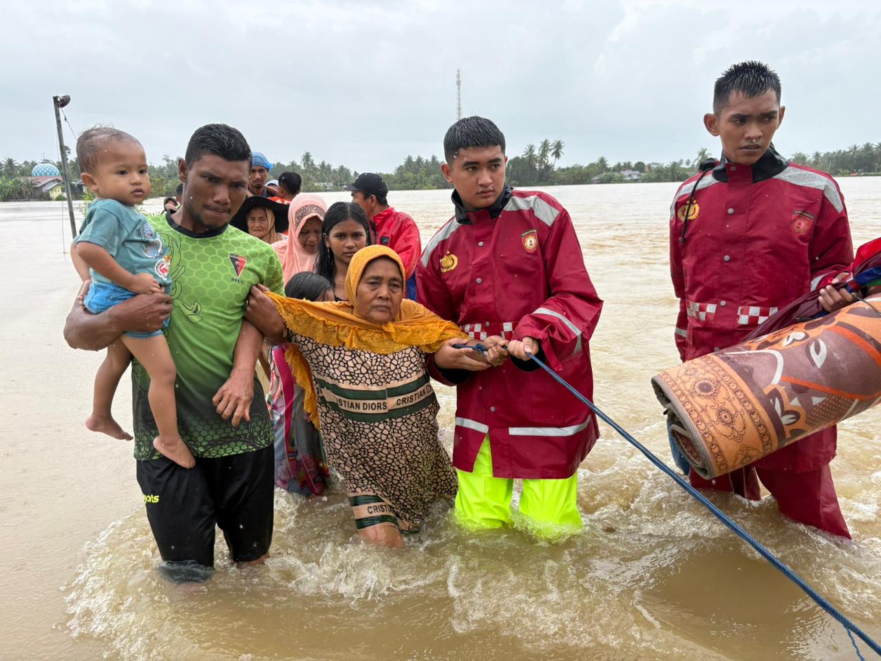 Polda Aceh mengerahkan personel untuk membantu dan mengevakuasi warga korban banjir