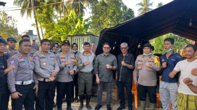 Kapolda Aceh Irjen Pol. Marzuki Ali Basyah bersama Anggota Komisi III DPR RI Muhammad Nasir Djamil meninjau posko layanan kesehatan gratis yang digelar Subbiddokpol Biddokkes Polda Aceh