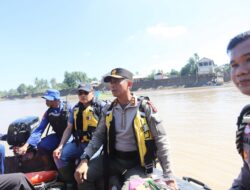 Kapolda Sebrangi Sungai Tingkeum untuk Tembus ke Aceh Utara Sempat Temui Warga yang Tertahan di Kutablang