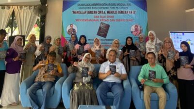 Komunitas Guru Penulis Sidoarjo (KGPS) sekali lagi meluncurkan buku antologi puisi mereka yang baru. Bertajuk “Mengajar Dengan Cinta, Menulis Dengan Hati”.