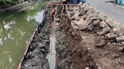 Pekerjaan pembangunan plengsengan sungai Afvour Karangbong-Banjarkemantren di Desa Karangbong