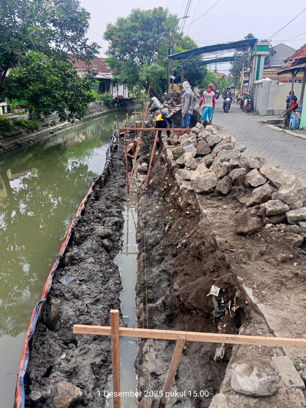Pekerjaan pembangunan plengsengan sungai Afvour Karangbong-Banjarkemantren di Desa Karangbong