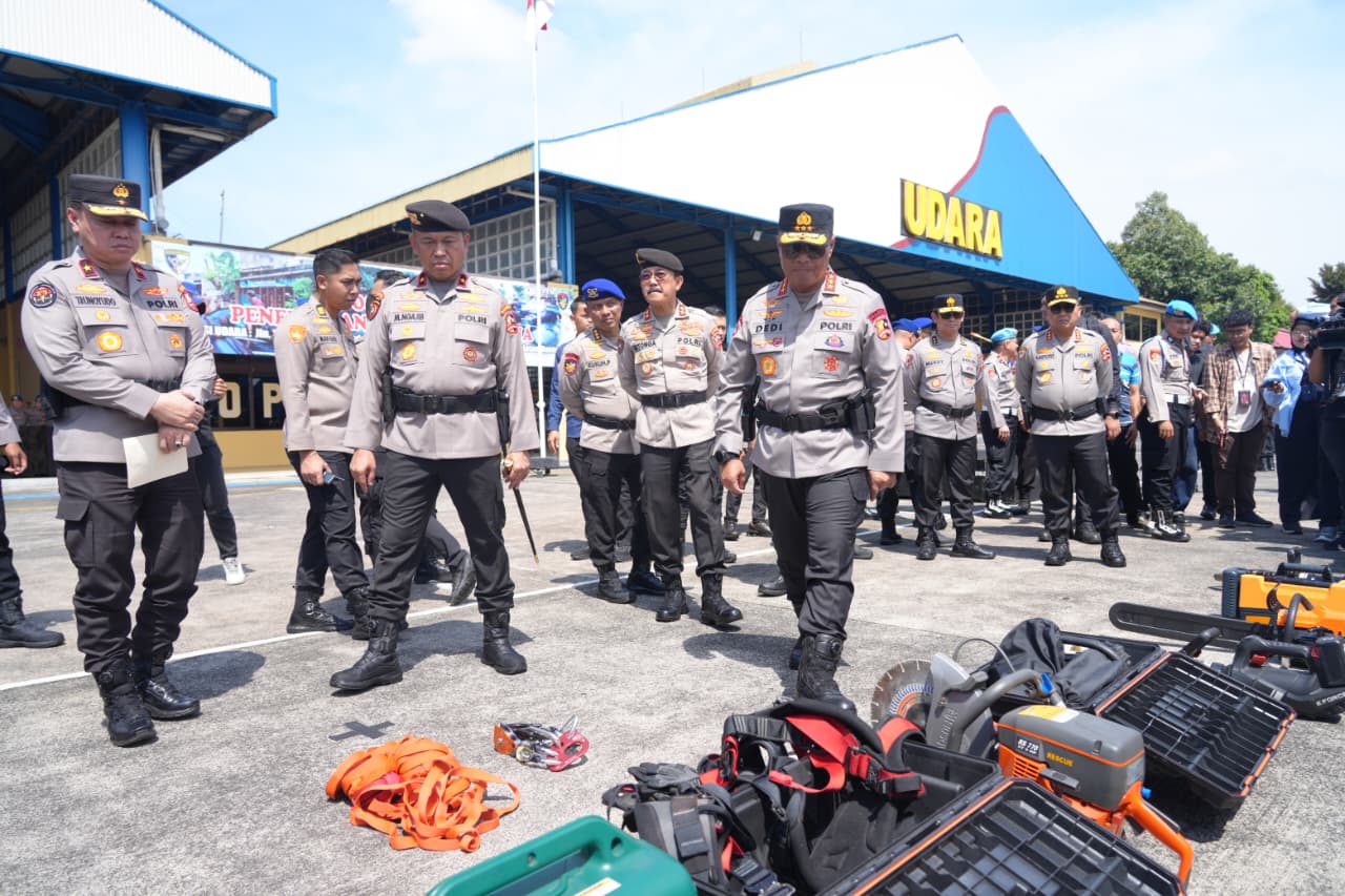 Polri mengerahkan kekuatan pasukan dalam skala besar sebagai respons cepat terhadap penanganan bencana alam di Aceh, Sumatera Utara, dan Sumatera Barat.