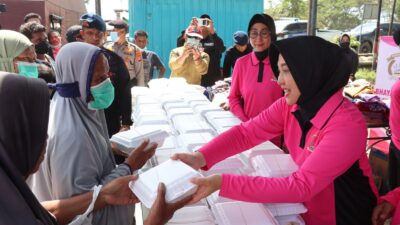 Ketua Bhayangkari Daerah Aceh Ny. Ira Marzuki bersama pengurus dan Pengurus Cabang Bhayangkari Pidie Jaya